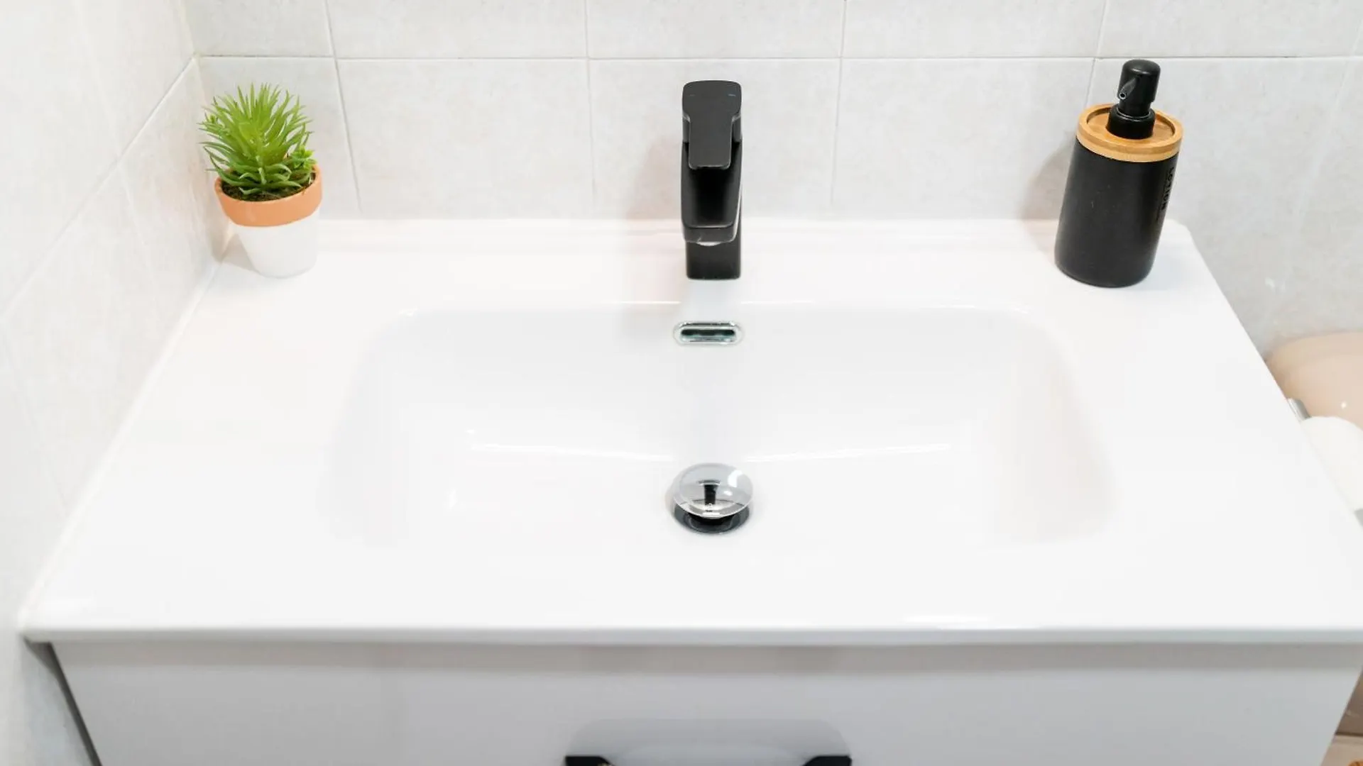 Piso Completo Junto A Parada De Metro Maracena 0*,